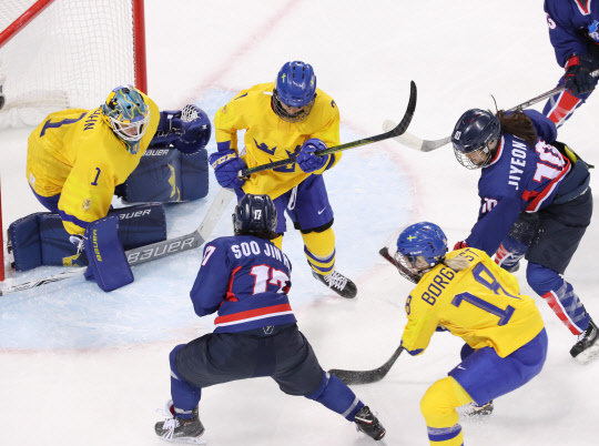 12일 오후 강원도 강릉시 관동하키센터에서 열린 여자 아이스하키 조별예선 2차전 남북 단일팀 대 스웨덴 경기. 단일팀 한수진과 최지연이 스웨덴 문전 앞에서 볼다툼을 하고 있다.